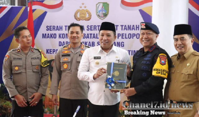 Foto : Penandatanganan berita acara serah terima lahan seluas 36.572 M2 yang berada di Desa Sokobanah Daya Kecamatan Sokobanah.