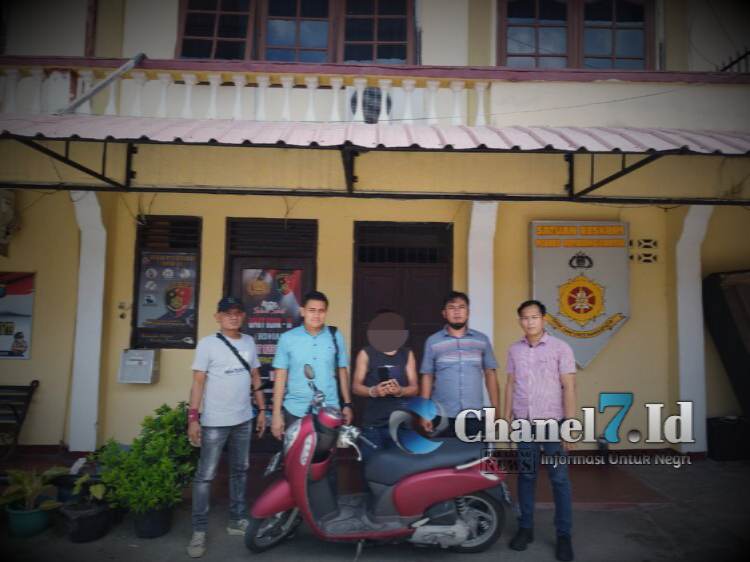 Putra Sangkot Di Jemput Polisi Dari Bukit Sofa Karena Mencuri 2 Ponsel Dan 1 Dompet Milik Polisi 5 Compress 20230323 185322 2326