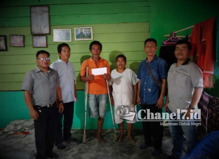 Haji Novri Ompusunggu Mendatangin Kediaman Rumah Natal Siahaan Penjual Kaos Kaki Keliling Penyandang Disabilitas 5 Compress 20230329 000717 7521