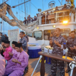 Foto((Chanel7id)KRI Bima Suci (KRI BSC) melaksanakan doa bersama dengan anak-anak yatim.