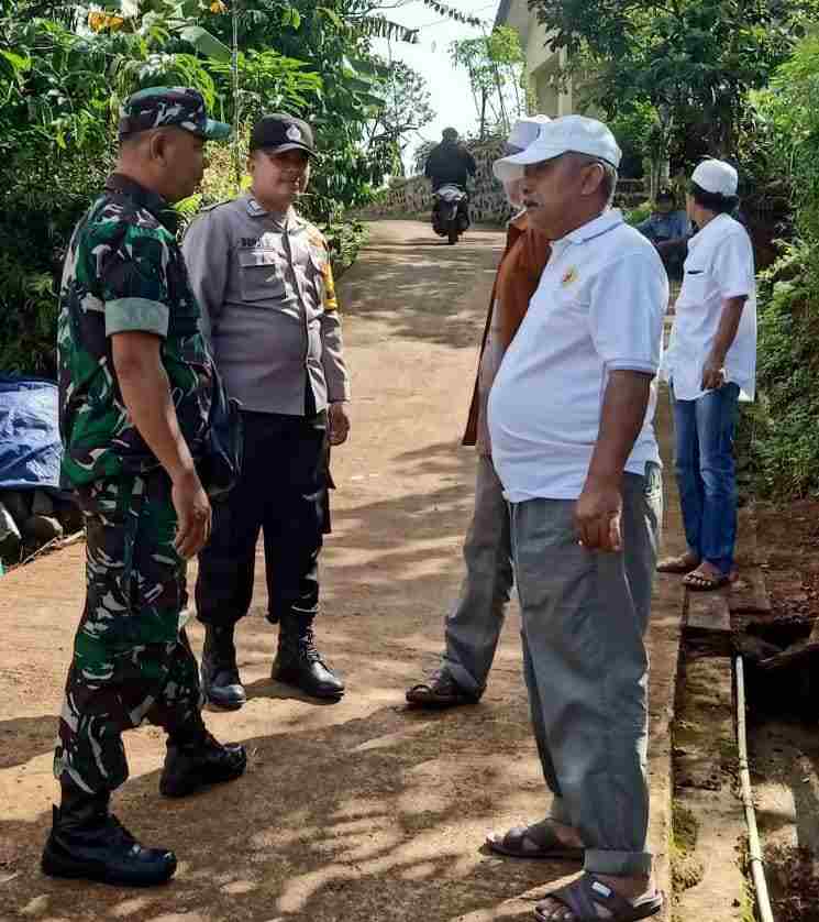 Polsek Rajadesa Polres Ciamis Sosialisasikan Bahaya TPPO ke Warga Desa Sirnabaya 8 Compress 20230628 173949 9983
