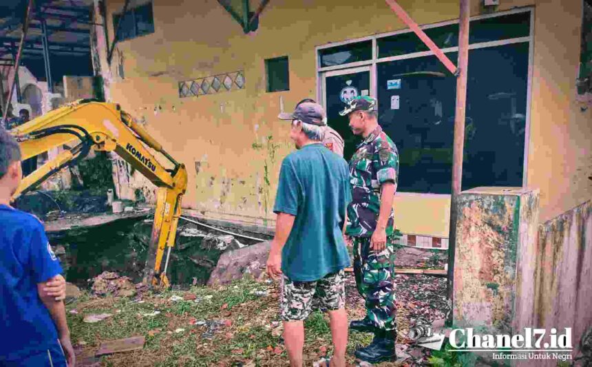 Solidaritas TNI-Polri, "KBO Samapta Polres Ciamis dan Wadanramil Ciamis Cek Perbaikan Saluran Air" 5 Compress 20230708 132655 5632