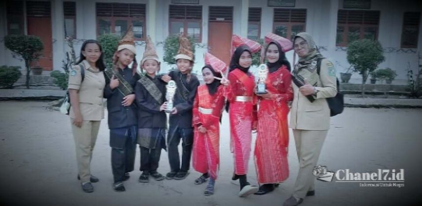 Kepala Sekolah Nurmaini S,pd Sangat Bangga Karena Berhasil Medapatkan Juara 1 Vokalis Solo Murid Nya Nabila Anggaraini Yang Lolos Ke Kabupaten 5 Compress 20230719 220350 0229
