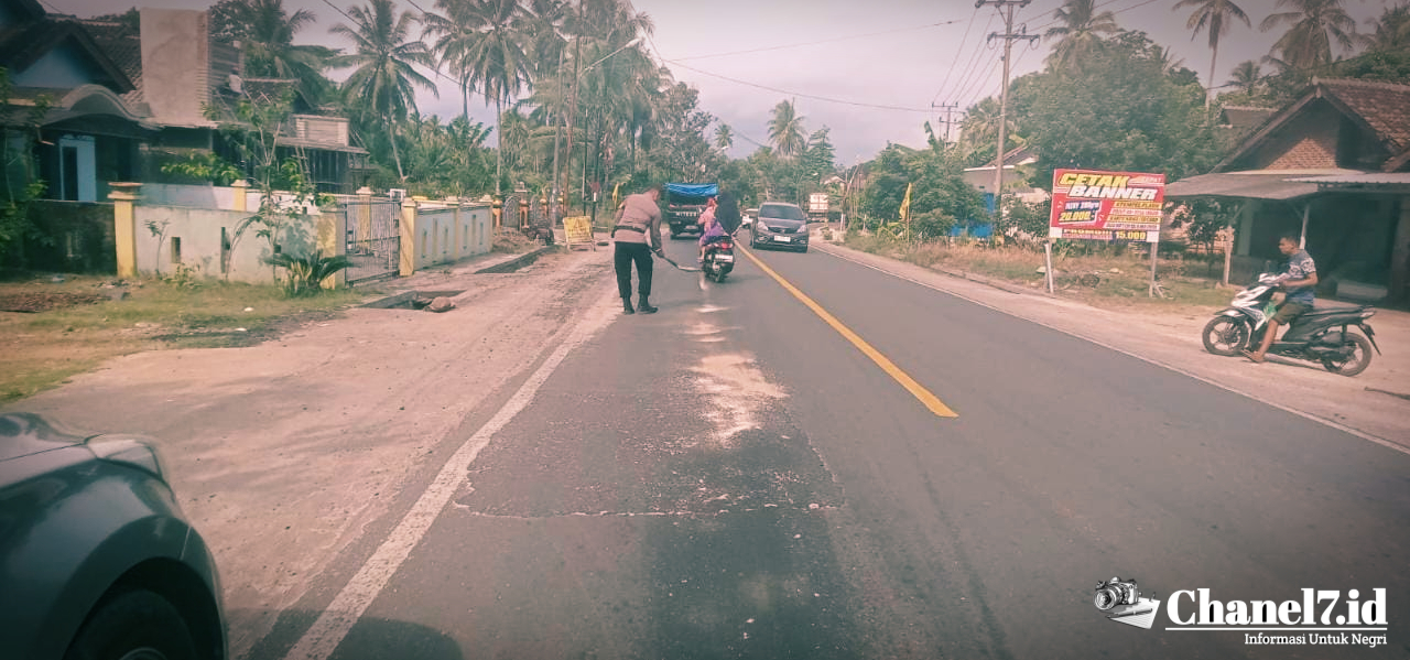 Respon Cepat Polsek Pugung, "Tangani Tumpahan Solar di Jalinbar Rantau Tijang" 6 IMG 20230706 164801