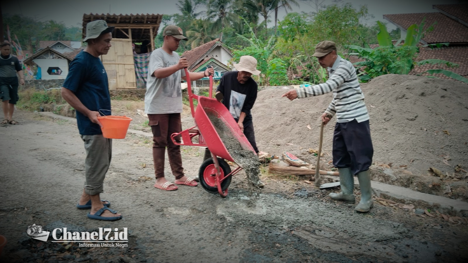 Tidak Di Perhatikan Kepala Desa Warga Dusun Baketrak Lakukan Penambal Jalan Berlubang 6 COLLAGE 20230819 131718