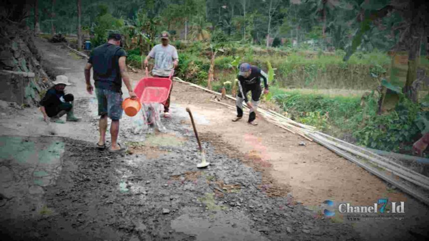 Tidak Di Perhatikan Kepala Desa Warga Dusun Baketrak Lakukan Penambal Jalan Berlubang 5 Compress 20230819 131737 7973