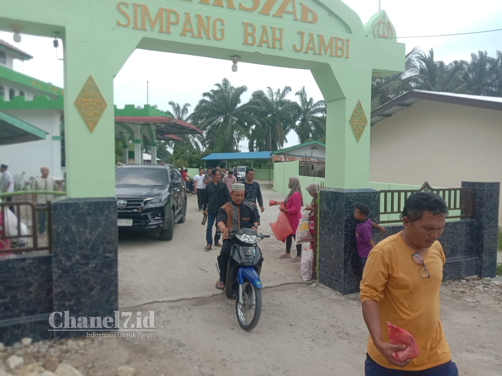 Jum'at Berkah Dengan Tema Mensyukuri Nikmat Allah Yang Di Bawakan Oleh Ustad Abdul Khodir, Di Masjid Al-Irsyad Bangun Simpang Bah Jambi 6 COLLAGE 20230930 003817