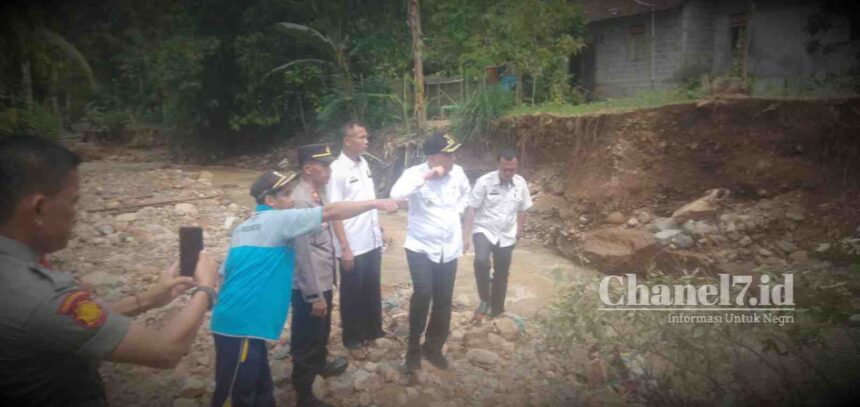 Pj Bupati Tanggamus Meninjau langsung Paska Banjir dan Tanah longsor di Kecamatan Pematang Sawa 5 Compress 20231130 191111 1584