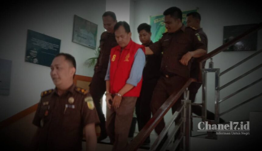 Peringatan Hari Anti Korupsi Se-Dunia Tahun 2023, Kejari Tanggamus Menahan Oknum KTH Batu Tegi Tersangka Qodri 5 Compress 20231207 214229 9847
