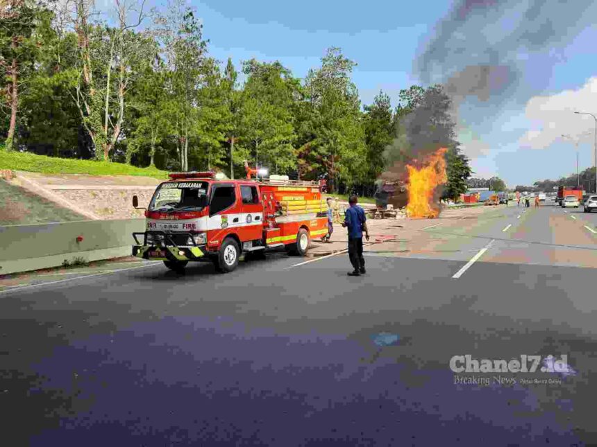 Diduga Akibat Pecah Ban, Truck Tangki Bermuatan BBM Solar Terbakar Di jalan Tol Jakarta - Merak 5 Compress 20240106 020811 1515