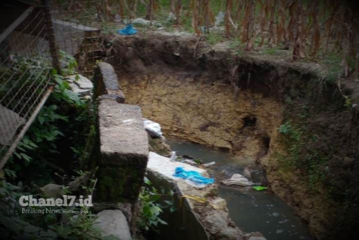 Warga Tomuan Pematangsiantar Keluhkan Parit Drainase Yang Ambruk 5 Compress 20240108 052727 7693