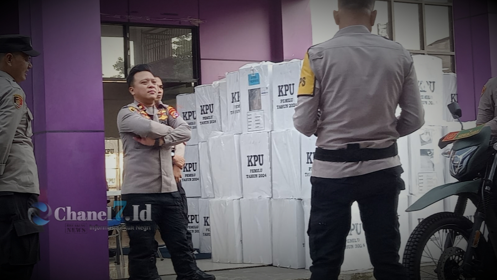 Kapolsek Panongan Dampingi Kasat Reskrim Polresta Tangerang Monitoring Distribusi Kotak Suara Pemilu 2024 6 COLLAGE 20240212 183526