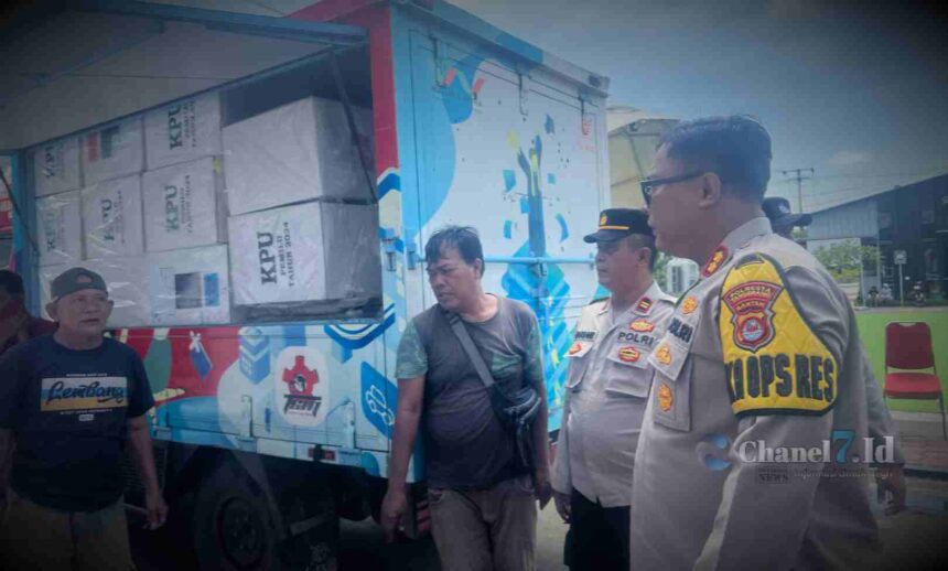 Wakapolresta Tangerang Cek Pendistribusian Logistik di PPK Mauk 5 Compress 20240213 201358 8295