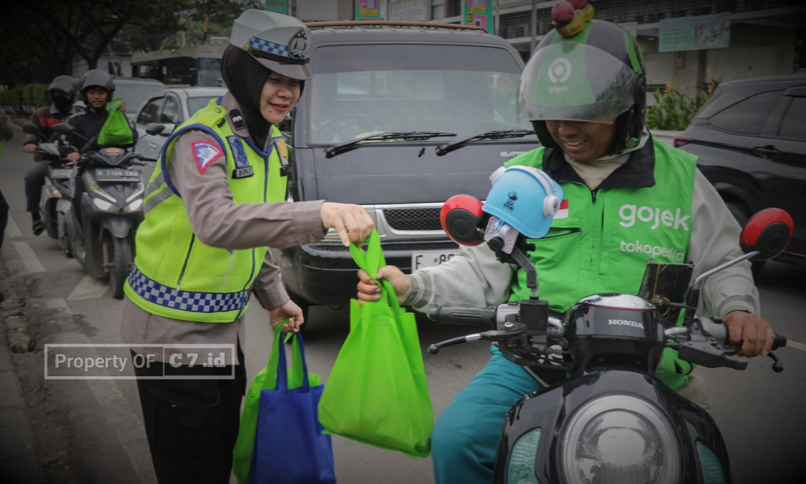 Ratusan Bungkus Takjil Dibagikan Polisi Kepada Pengguna Jalan di Tangerang 6 COLLAGE 20240316 085223