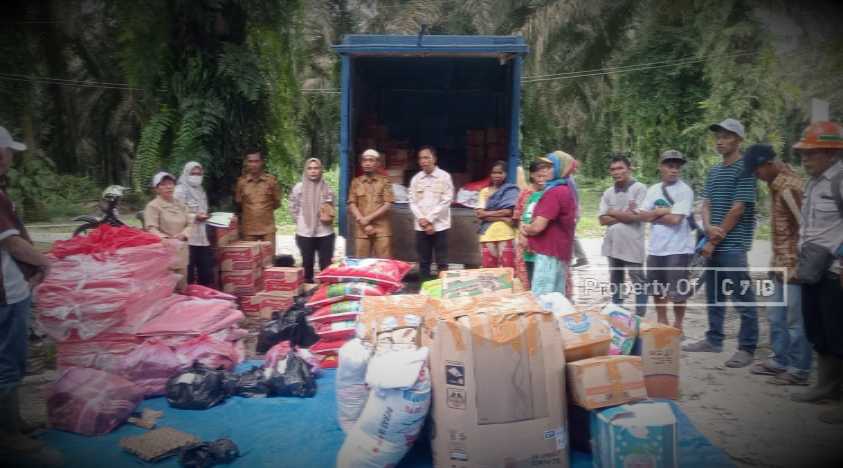 12 Unit Rumah Terbakar, Bupati Kasmarni melalui Dinas Sosial Bengkalis Salurkan Bantuan Di Desa Pamesi Kecamatan BATHIN Solapan 5 Compress 20240501 202558 8665