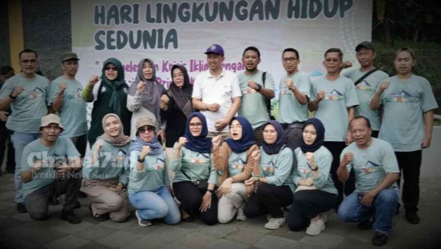 DPRKPLH Gandeng Aktifis Lingkungan Bersihkan Sungai Cileueur di Hari Lingkungan Hidup Sedunia 5 Compress 20240620 161746 6186