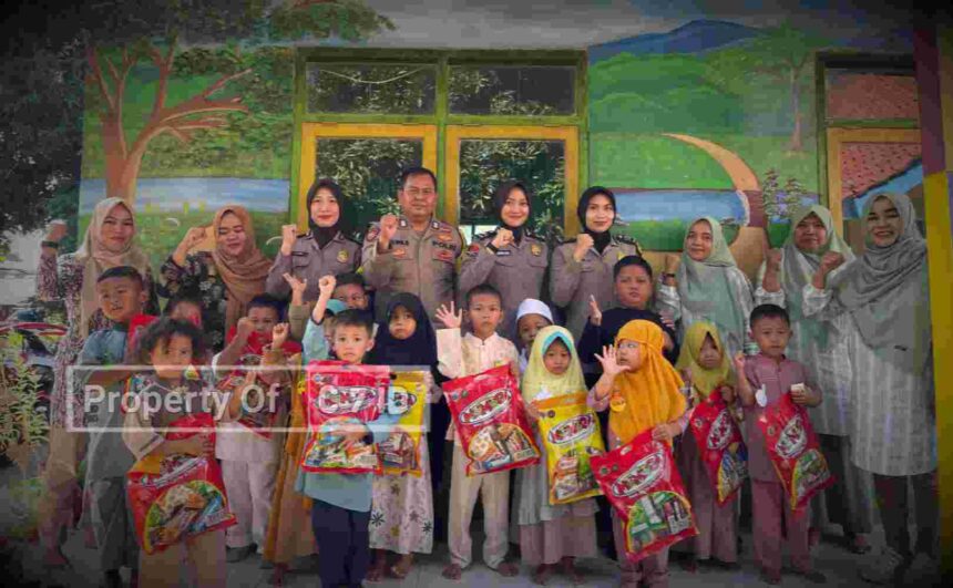 Bhabinkamtibmas Polsek Panyingkiran Mengedukasi Anak TK , Akan Pentingnya Keselamatan dan Ketertiban Sejak Dini 5 Compress 20240722 142735 5983