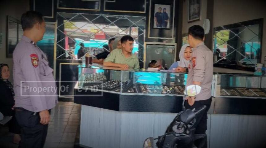 Antisipasi Kejahatan, Polsek Cikijing Patroli Toko Emas 5 Compress 20240726 152849 9847