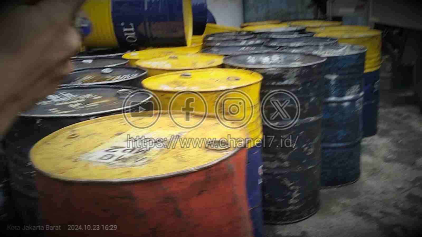 Sebuah Gudang Di Kamal Kalideres Diduga Tempat Pengemasan Oli Palsu 6 Compress 20241024 115834 4538