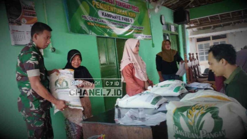 Babinsa Koramil 07/Pancur Dampingi Penyaluran 688 Sak Beras Bantuan Pangan untuk 344 KPM di Desa Tuyuhan 5 Compress 20250726 191344 4074