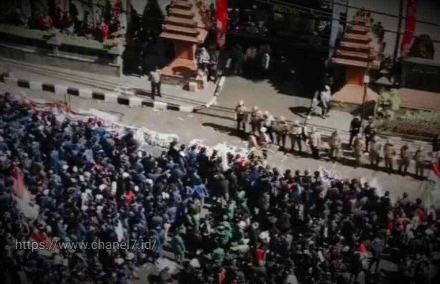 Polisi Mengerahkan 2.608 Personil Untuk Pengamanan Demo Buruh Di Surabaya 5 Compress 20250828 123337 7876