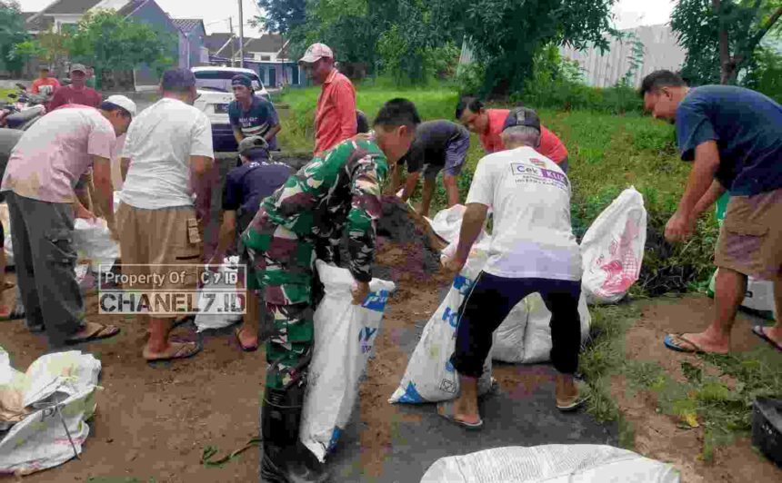 Babinsa Pegambiran Melaksanakan Giat Kerja Bakti Bersama Warga Pegambiran Kota Cirebon 5 Compress 20260112 171328 8012