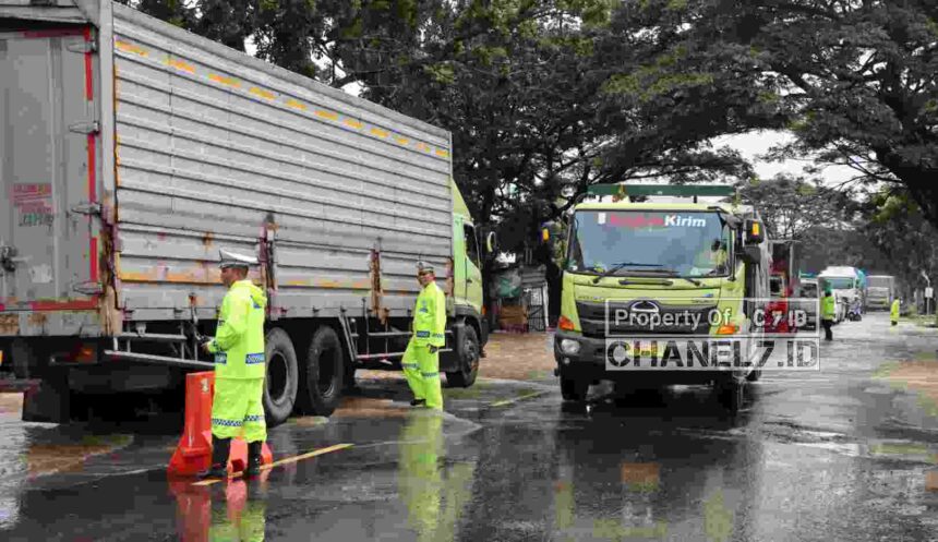 Banjir Rendam Jalur Pantura Pati–Juwana, Kapolresta Turun Langsung Pantau Arus Lalu Lintas 5 Compress 20260114 190010 0901
