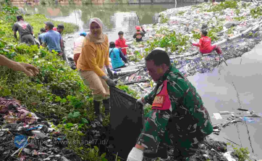 Terjun Langsung Babinsa Dan Lurah Kerja Bakti di Sungai Sukalila 5 Compress 20260130 144741 1201