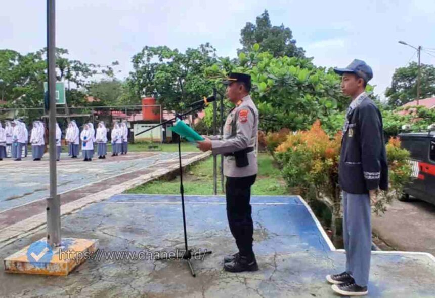 Kasat Binmas Polres Sawahlunto Jadi Pembina Upacara di SMAN 2, Tanamkan Kesadaran Hukum dan Disiplin Pelajar 5 Compress 20260505 144732 2709