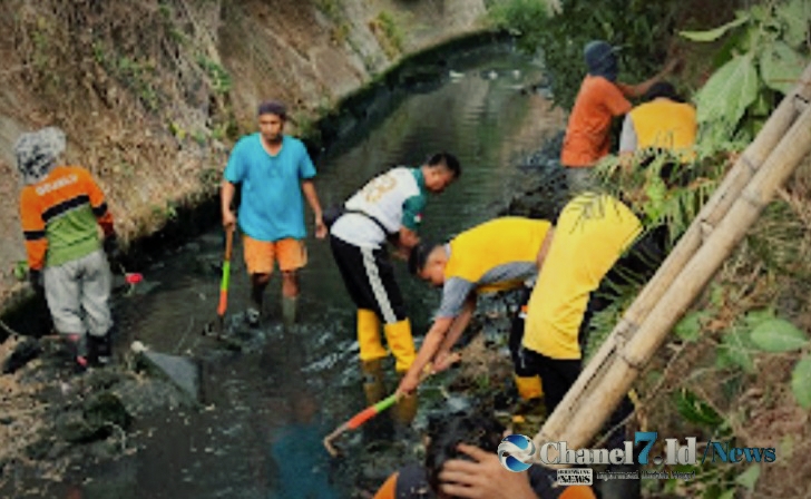 Gotong Royong Polri dan Warga Bersihkan Sungai Glogok 5 IMG 20261025 192505